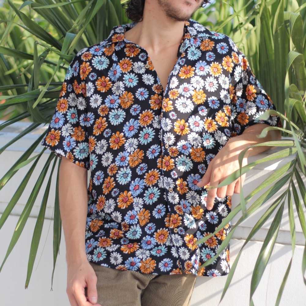Mens Short sleeves shirt. Hawaiian style.